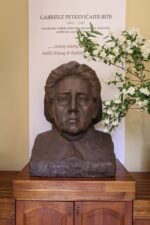 Bučas, Bernardas. Gabrielė Petkevičaitė-Bitė: biustas. Puziniškio dvarelis. G. Lukoševičiaus nuotrauka
