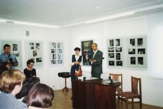 Konferencija „Juozas Miltinis ir Paryžius“. Dešinėje Prancūzijos ambasados Lietuvoje kultūros patarėjas, Prancūzų Oskaro Milašiaus kultūros centro direktorius Patrikas Donabédianas. 1999 m. rugsėjo 3 d.