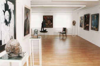 Pirmoji paroda praplėstose patalpose - naujojoje ekspozicijų salėje „J. Miltinis dailininkų akimis“. 1998 m. S. Saldūno nuotr.