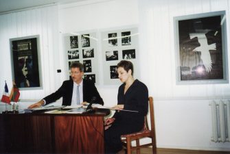 Konferencija „Juozas Miltinis ir Paryžius“. Parodų kuratorius Arvydas Karaška ir Miltinio centro vedėja Angelė Mikelinskaitė. 1999 m.