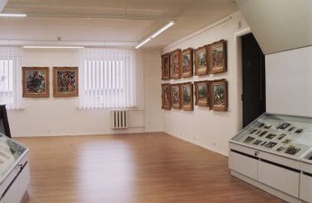 Petro Kiaulėno tapybos darbų paroda. 1999 m. Ekspozicija dar rengiama, pirmosios ekspozicijos dail. Vygantas Kosmauskas. Gintaro Lukoševičiaus nuotr.