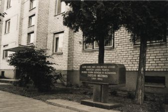 Memorialinė lenta prie Juozo Miltinio palikimo studijų centro. Sergejaus Kašino nuotr.