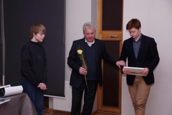 Projektas „7+5 improvizuoti pasimatymai“. Kino režisierius Antanas Maciulevičius su savo mokiniais Teodoru ir Kristijonu. Virginijaus Benašo nuotr.