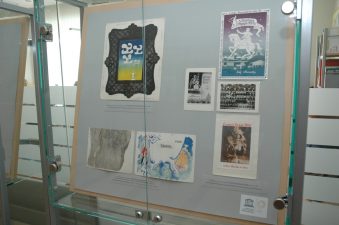 Paroda „Laiškas kaip meno kūrinys: dailininkų kūrybos apraiškos laiškuose režisieriui Juozui Miltiniui“, skirta UNESCO veikos 20-mečiui, eksponuota Bibliotekos erdvėse. Virginijaus Benašo nuotr.