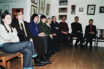 Kosmauskų atminimo vakaras. Iš kairės: M. Kosmauskaitė, R. Kosmauskienė, E. Mezginaitė, R. Hokušaitė, J. Matulytė, Č. Pažemeckas, A. Kėleris, L. Sėdžius, J. Urbšienė. 2002 m. V. Karoso nuotr.