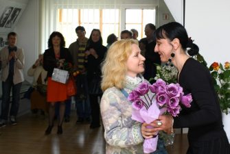 Ingridos Žilėnaitės fotografijų parodos „Virsmas“ atidarymas. Parodos autorę sveikina aktorė Eleonora Koriznaitė. 2009 m.