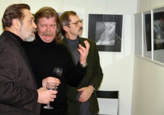Audrius Zutkis pristato savo pastelės darbus kolegoms teatralams Algirdui Paulavičiui ir Petrui Kežiui