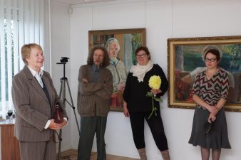 Broniaus Uoginto tapybos darbų parodą, skirtą dailininko 100-mečiui, pristatė jo dukra dailininkė Gintarė Uogintaitė (antra iš dešinės). 2013 m.