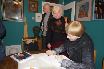 Knygos „Algimantas Masiulis: siela po Teutonų riterio šarvais“ pristatymas. Knygos autorė Elvyra Markevičiūtė (dešinėje) dalija autografus, 2013 m. Virginijaus Benašo nuotr.