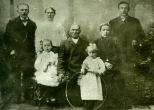 Iš kairės: Mykolas Galiauskas, Marijona Gabulaitė-Galiauskienė, Aleksandras Gabulas, Darata Kublinskaitė-Belinytė-Gabulienė, Juozapas Gabulas. Mergaitės: Stefanija (kairėje) ir Kotryna Gabulaitės. Panevėžys. 1910 m. PAVB RKRS F9-79