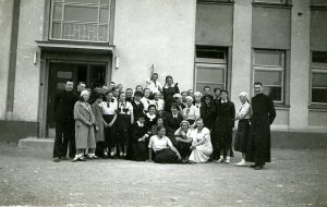 Panevėžiečiai moksleiviai ateitininkai prie Pasvalio gimnazijos. Stovi dešinėje ekskursijos vadovas kun. Albinas Spurgis. Stovi iš kairės 5-a Elena Gabulaitė. 1936.05.31. PAVB RKRS F9-1304