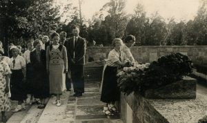 Ekskursijoje Rygoje. Ekskursijos dalyviai Brolių kapinėse pagerbia žuvusiuosius Pirmajame pasauliniame kare ir Latvijos nepriklausomybės kovose. Elena Gabulaitė stovi prie merginos balta kepuraite. Prie gėlių vainiko 2-a ekskursijos vadovė mokytoja Morta Jaskytė. Ryga. 1937 m. PAVB RKRS F9-1237-27