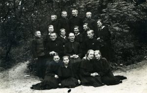 Ramygalos vidurinės mokyklos III-ios klasės ateitininkų būrelis. 3-ioje eilėje kairėje: Elena Gabulaitė. Ramygala. 1932.06.02. PAVB RKRS F9-1168