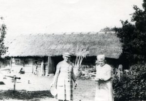 Elena Gabulaitė su mokytoja Aleksandra Šilgalyte tėviškėje. Žudžių k. (Panevėžio r.). Apie 1955 m. PAVB RKRS F9-1106