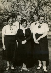 Ramygalos vidurinės mokyklos Raudonojo Kryžiaus būrelio valdybos nariai su būrelio globėja mokytoja Juzefa Lunyte. 1-oje eilėje iš kairės: B. Meškonytė, J. Lunytė, E. Gabulaitė; 2-oje eilėje iš kairės: V. Čyvas, K. Jakaitis. Ramygala (Panevėžio r.). 1935 m. PAVB RKRS F9-1175