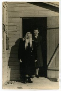 Elena Gabulaitė su motina Darata Gabuliene. Panevėžys. Apie 1955 m. PAVB RKRS F9-1088