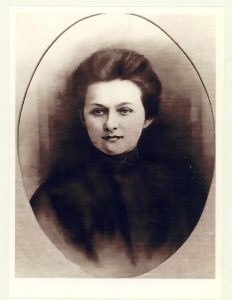 Vlado Paulausko žmona Rozalija Balnytė-Paulauskienė (1889-1947). Apie 1911 m. PAVB RKRS F8-679 (perfotografuota nuotrauka iš Skaistės Dabkutės-Palšauskienės asmeninio archyvo)