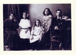 Vladas ir Rozalija Paulauskai su dukromis Elena, Eugenija, Justina ir Jadvyga. Panevėžys. Apie 1920 m. PAVB RKRS F8-680 (perfotografuota nuotrauka iš Skaistės Dabkutės- Palšauskienės asmeninio archyvo)