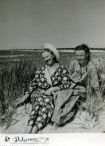 Pedagogės bičiulės Elena Gabulaitė ir Aleksandra Šilgalytė Palangoje. Apie 1955 m. PAVB RKRS F80-615