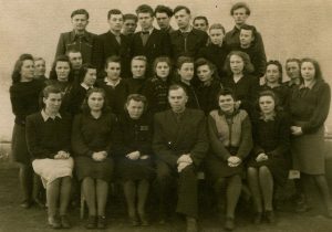 Panevėžio II-osios darbo jaunimo vidurinės mokyklos 11 kl. moksleiviai ir pedagogai. Sėdi 1-oje eilėje 3-ia iš kairės mokytoja Elena Gabulaitė. Panevėžys. 1951 m. PAVB RKRS F9-1247