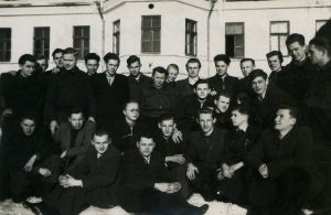 Panevėžio 1-osios vidurinės mokyklos vienuoliktokai su klasės auklėtoja mokytoja Elena Gabulaite. Panevėžys. 1952 m. PAVB RKRS F9-1248