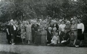 Panevėžio r. mokytojų senjorų bendrijos „Šarma“ nariai. 1-oje eilėje 3-ia iš dešinės Elena Gabulaitė. Panevėžys. Apie 1985 m. PAVB RKRS F9-1120