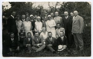 Panevėžio mokytojų seminarijos 1923 m. (baigusių II k.) ir 1925 m. (baigusių IV k.) absolventų ir pedagogų susitikimas. 1-oje eilėje sėdi iš kairės: Titas Kalvelis, Stanislavas Kaušakys, Vytautas Aglinskas, Napalys Grigas, Motiejus Janušauskas; 2-oje eilėje iš dešinės priklaupę: Juozapas Žilvitis, Kazimiera Antanaitytė; stovi iš dešinės: Juozas Rajeckas, Vladas Paulauskas, Juozas Zikaras, Juozas Balčikonis, Paulina Žitkevičiūtė-Lukoševičienė; už P. Žitkevičiūtės-Lukoševičienės stovi Jonas Valiukonis;?, Ona Rajeckytė, Stanislava Jasiukevičiūtė, Julija Žukauskaitė, Elena Jacevičaitė, Anelė Seradinskaitė-Strepekienė su dukrele Lilija, Elena Markevičiūtė, Kazimieras Karosas; už A. Seradinskaitės-Strepekienės stovi: Povilas Stašys, Vytautas Lukoševičius. Panevėžys. [1930 m.]. PAVB RKRS F115-297-1