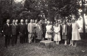 Panevėžio mokytojų seminarijos 1923 m. (baigusių II k.) ir 1925 m. (baigusių IV k.) absolventų ir pedagogų susitikimas. Iš kairės: Povilas Stašys, Napalys Grigas, Vladas Paulauskas, Juozas Zikaras, už jo - Jonas Valiukonis, Juozas Balčikonis, Titas Kalvelis, Vytautas Aglinskas, Kazė Žėkonytė, už jos - Elena Jacevičaitė, Kazimieras Karosas, Stanislava Jasiulevičiūtė (su gėlėmis), už jos - Stanislavas Kaušakys, ?, Kazimiera Antanaitytė, už jos - Vytautas Lukoševičius, Julija Žukauskaitė, Motiejus Janušauskas, ?, Juozas Žilvitis, Ona Rajeckytė, Paulina Žitkevičiūtė-Lukoševičienė. Panevėžys. [1930 m.]. PAVB RKRS F115-297-2