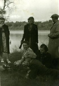 Su bendraminčiais prie Žaliųjų ežerų. Stovi iš kairės: Ona Adomavičiūtė, Elena Gabulaitė, Eugenijus Matuzevičius. Sėdi iš kairės: J. Važgauskaitė, S. Šataitė, Bronius Krivickas. 1941.09.15. PAVB RKRS F9-1321