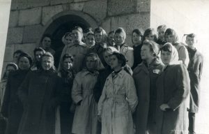 Panevėžio 1-osios vidurinės mokyklos moksleiviai literatai su mokytoja Elena Gabulaite Liūdiškių piliakalnyje prie rašytojo J. Biliūno kapo. Apie 1965 m. PAVB RKRS F9-1260
