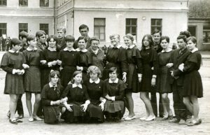 Panevėžio 1-osios vidurinės mokyklos XI b klasės moksleiviai su mokytoja Elena Gabulaite prieš egzaminus. Panevėžys. 1969 m. PAVB RKRS F9-1258