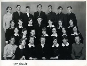 Panevėžio 1-osios vidurinės mokyklos 10 d klasės moksleiviai su klasės auklėtoja mokytoja Elena Gabulaite. Panevėžys. 1971 m. PAVB RKRS F9-1269