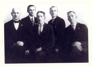 Vilniui vaduoti Panevėžio sąjungos valdyba. Sėdi centre: Vladas Paulauskas. Panevėžys. 1937 m. PAVB RKRS F8-681 (perfotografuota nuotrauka iš Skaistės Dabkutės-Palšauskienės asmeninio archyvo)