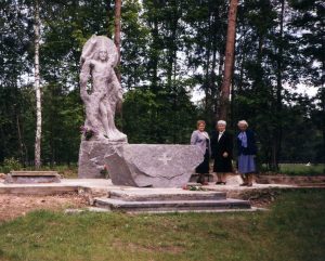 Elena Gabulaitė, Elena Žebrienė ir Regina Gucevičiūtė Berčiūnuose prie skulptoriaus Antano Kmieliausko skulptūros „Prisikėlęs Kristus“ (buvusios bažnyčios vietoje). 1998 m. PAVB RKRS F9-1346