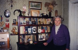 Elena Gabulaitė savo namuose (Sirupio g.). Panevėžys. 1998 m. PAVB RKRS F9-1079
