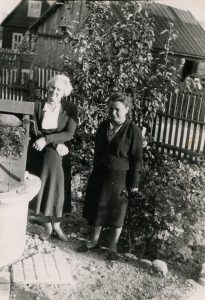 Elena Gabulaitė su Aleksandra Šilgalyte savo namų kieme Sirupio g. Panevėžys. 1960 m. PAVB RKRS F9-1142