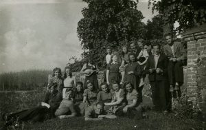 Biržų gimnazijos moksleiviai ir mokytojai ekskursijoje Likėnuose (Biržų r.). Sėdi 2-a iš dešinės mokytoja Elena Gabulaitė. 1944 m. PAVB RKRS F9-1242
