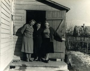 Elena Gabulaitė su bičiulėmis prie savo namo Sirupio g. Iš kairės: Aleksandra Šilgalytė, Elena Gabulaitė, Felicija Šilgalytė-Motiekaitienė. Panevėžys. 1961 m. PAVB RKRS F9-1095