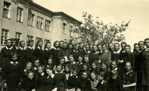 Biržų gimnazijos moksleivės su mokytoja Elena Gabulaite. Biržai. Apie 1942-1944 m. PAVB RKRS F9-1236
