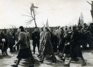 Panevėžiečiai tarybinėje šventinėje demonstracijoje. Priekyje su skarele mokytoja Elena Gabulaitė. Panevėžys. Apie 1947 m. PAVB RKRS F9-1246