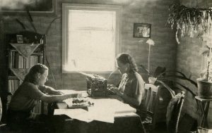 Vytauto Didžiojo universiteto studentės filologės Elena Gabulaitė ir Emilija Šešeikaitė nuomojamame bute (Minties ratas 9 a, Kaunas). Apie 1939 m. PAVB RKRS F9-1215-7