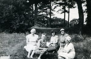 Atostogos Palangoje. Iš kairės: Aleksandra Šilgalytė, Elena Bujokaitė-Švelnienė, Irena Moigytė, ?, Elena Gabulaitė. 1970 m. PAVB RKRS F80-371