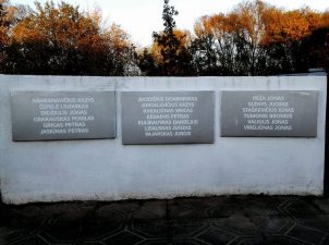 Paminklinė kompozicija stalinizmo represijų aukoms – 1941 m. sušaudytiems prie Panevėžio cukraus fabriko – atminti. Astos Rimkūnienės nuotrauka