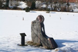 Skulptūra „Suolelis vienišam“. Aivaro Neimonto nuotrauka