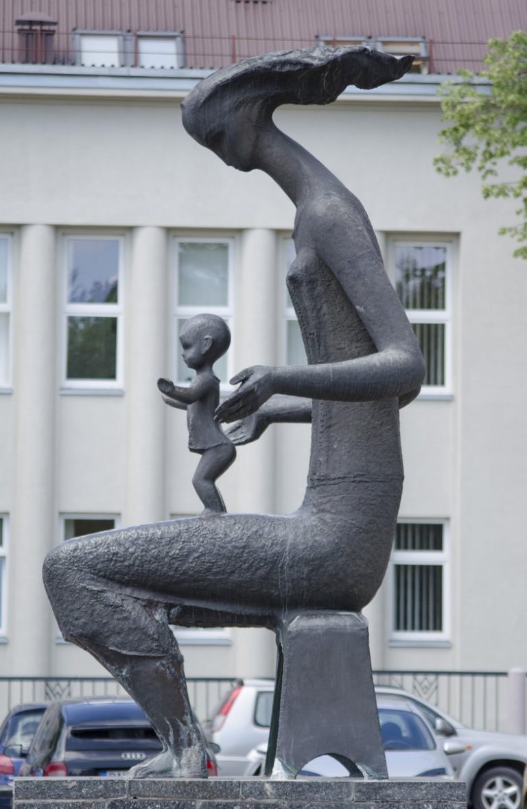 Skulptūra „Žemė-motina-taika“. Astos Rimkūnienės nuotrauka