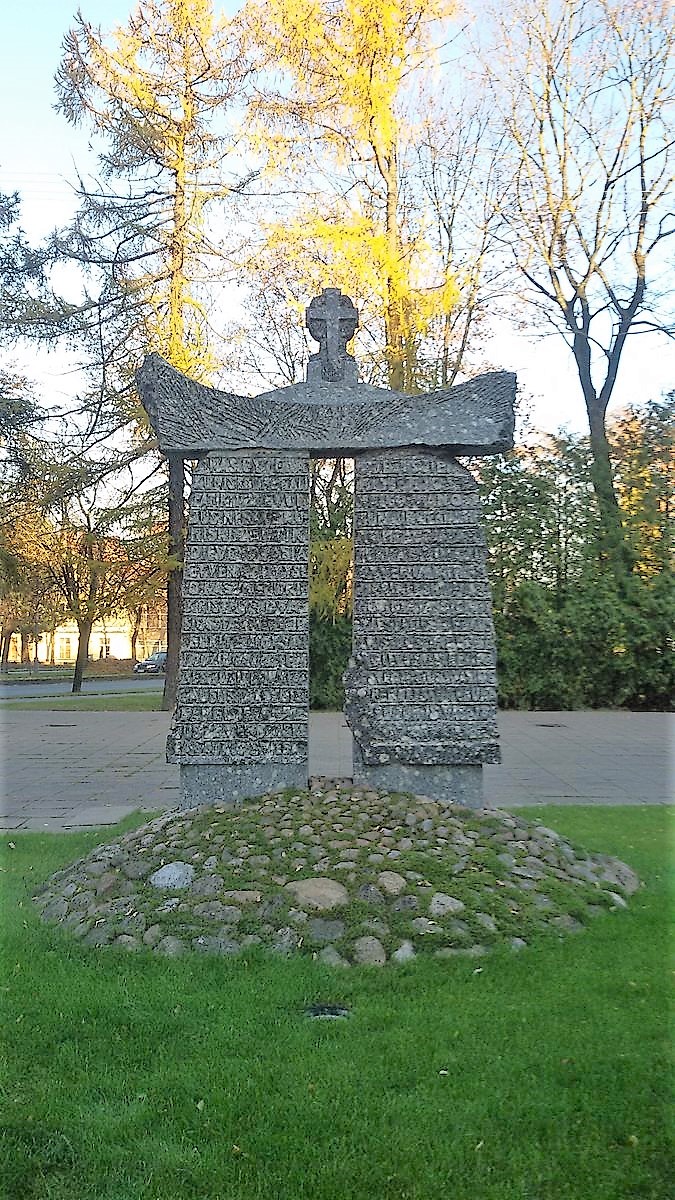 Monumentas (stela) Krikščionybės 2000 metų jubiliejui. Ilonos Biržytės nuotrauka