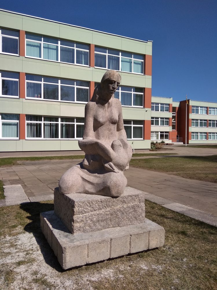 Skulptūra „Mergaitė su balandžiu“ („Mergaitė ir paukštis“). Aušros Veličkienės nuotrauka