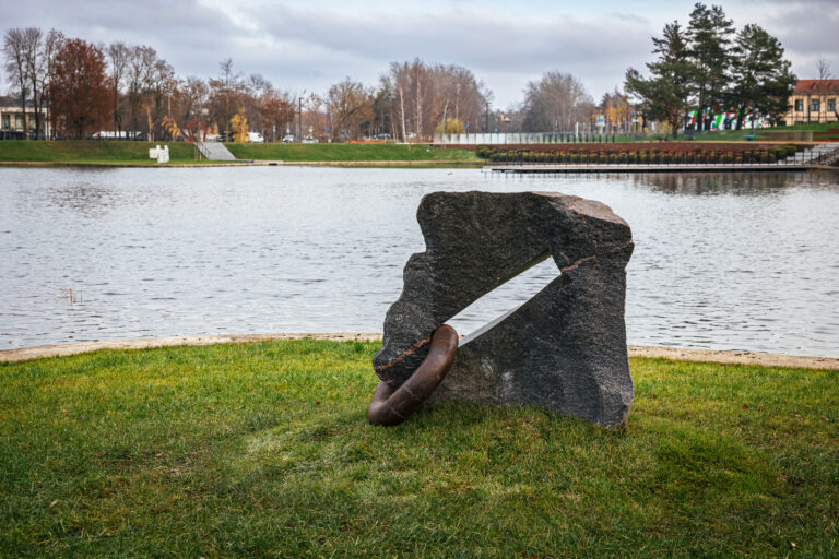 Skulptūra „Auskaras“. Gintaro Lukoševičiaus nuotrauka. 2025 m.