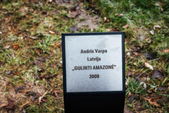 Skulptūra „Gulinti amazonė“ Marijonų sode. Gintaro Lukoševičiaus nuotrauka. 2025 m.