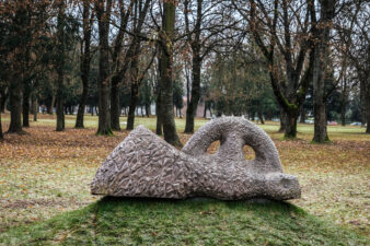Skulptūra „Gulinti amazonė“ Marijonų sode. Gintaro Lukoševičiaus nuotrauka. 2025 m.